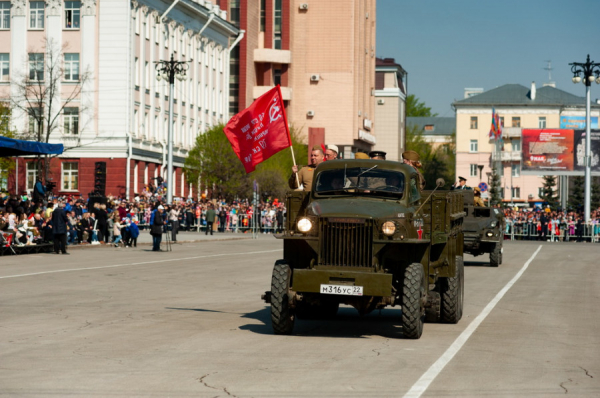 Юные курсанты, сверкающие авто и ностальгические песни. Как в Барнауле провели 9 мая — большой репортаж altapress.ru