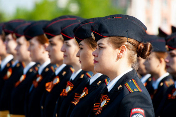 Юные курсанты, сверкающие авто и ностальгические песни. Как в Барнауле провели 9 мая — большой репортаж altapress.ru