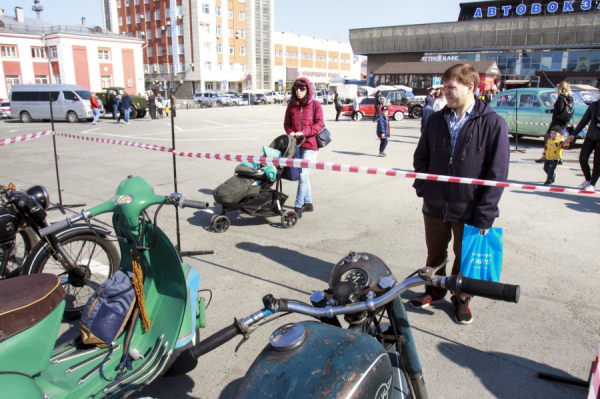 Юные курсанты, сверкающие авто и ностальгические песни. Как в Барнауле провели 9 мая — большой репортаж altapress.ru