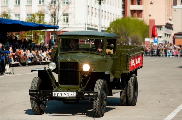 Юные курсанты, сверкающие авто и ностальгические песни. Как в Барнауле провели 9 мая — большой репортаж altapress.ru