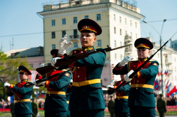 Юные курсанты, сверкающие авто и ностальгические песни. Как в Барнауле провели 9 мая — большой репортаж altapress.ru