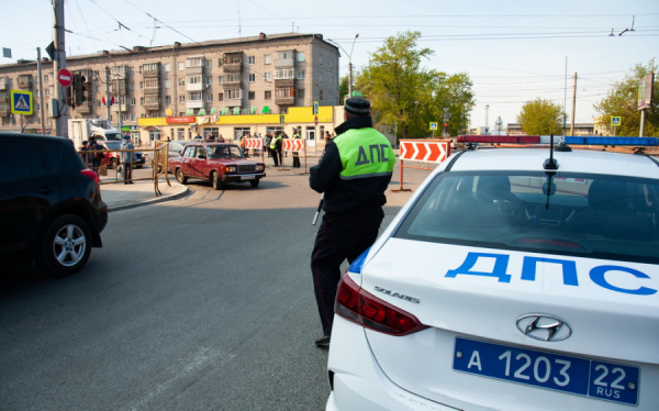 Власти Барнаула оценили ситуацию из-за закрытия моста на Новом рынке как напряженную, но управляемую