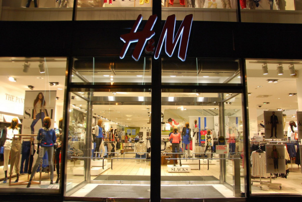 До свидания, H&M. Почему известный бренд уходит из России, и пройдут ли прощальные распродажи в Барнауле