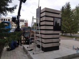 В Барнауле на проспекте Строителей установили вторую часть памятника строителям