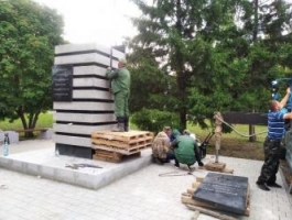 В Барнауле на проспекте Строителей установили вторую часть памятника строителям