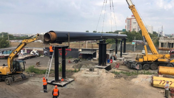 В Барнауле увесистую трубу теплоснабжения установили на мосту у Нового рынка