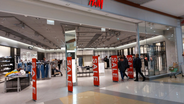 H&M в ТРЦ Galaxy закроется через неделю. Барнаульцы ринулись покупать штанишки со скидкой