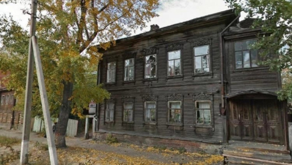 Очередной деревянный дом сносят на одной из старейших улиц Барнаула