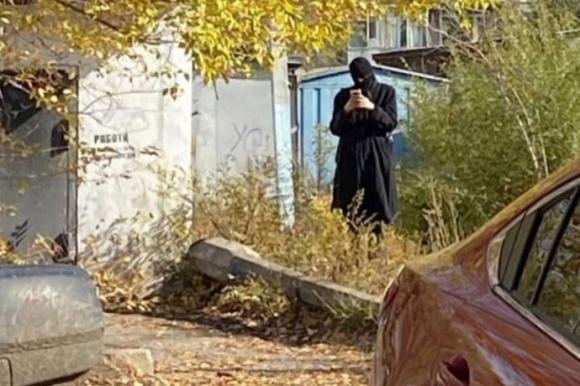 Странного парня в балаклаве заметили на школьном дворе в Барнауле