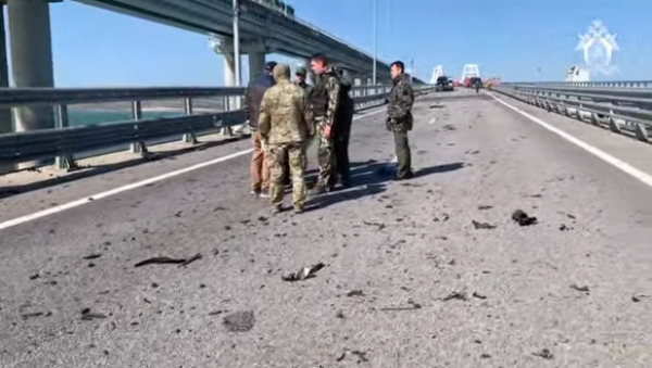 Три человека погибли во время взрыва фуры на Крымском мосту. Оперативная съемка