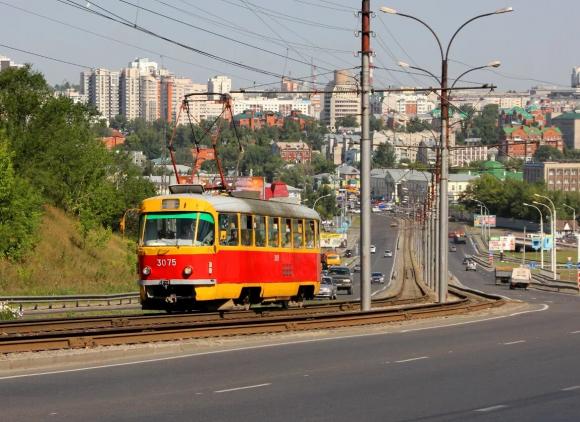 В Барнауле водитель сбил человека, а потом гнался за трамваем, на котором он уехал