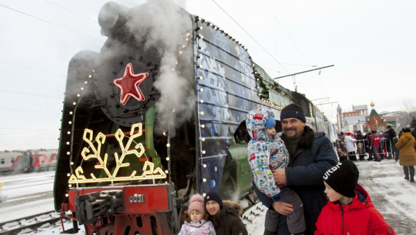 «Я люблю Дедушку Мороза». Как в Барнауле впервые встретили новогодний паровоз — фоторепортаж altapress.ru