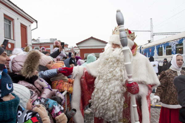 «Я люблю Дедушку Мороза». Как в Барнауле впервые встретили новогодний паровоз — фоторепортаж altapress.ru