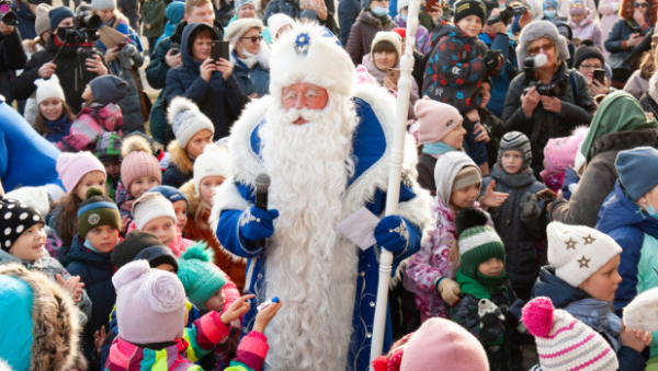 Барнаульские дети пообщались с Дедом Морозом из Великого Устюга