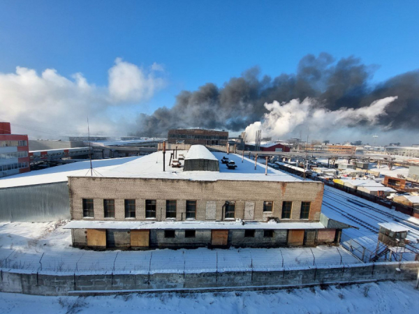 Дым стеной. Крупнейший пожар на барнаульском предприятии тушили 110 человек и поезд — фоторепортаж altapress.ru