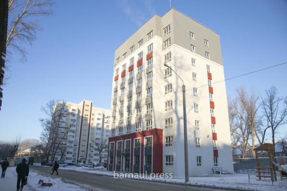 В Барнауле завершили строительство дома для переселенцев из аварийного жилья