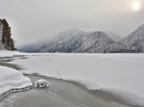 На Алтае сделали красивые кадры ледостава на Телецком озере