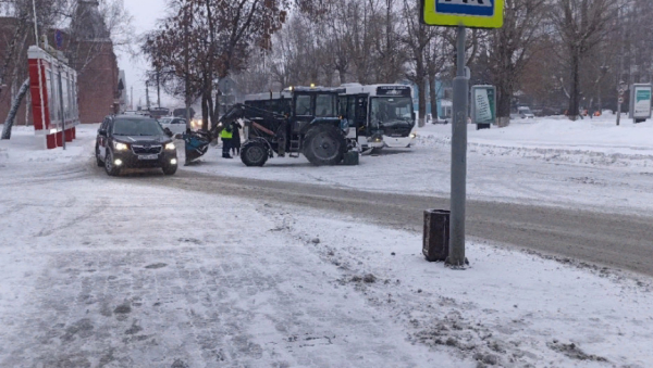На глазах у администрации: в Барнауле в снегоуборочный трактор въехал автобус, а в него врезалась легковушка