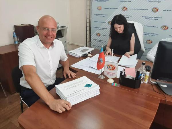 Алтайкрайизбирком принял подписи у четвертого претендента на губернаторский пост