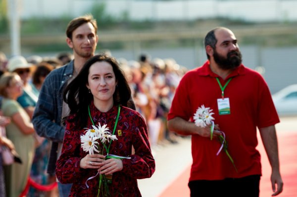 Барнаул не отпускал звезд. Фоторепортаж altapress.ru с красной дорожки Шукшинского кинофестиваля