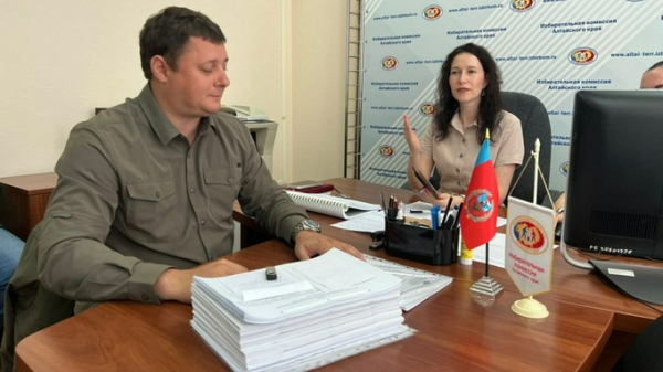 Булаев сдал документы для участия в выборах губернатора Алтайского края