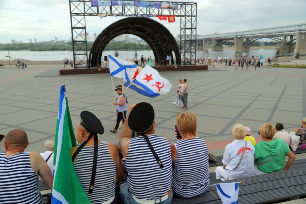 ФОТОБАНК. Как военные моряки отметили свой праздник в Новосибирске?