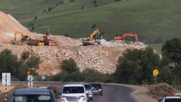 Губернатор Виктор Томенко проверил, как идет реконструкция дороги в районе Бирюзовой Катуни