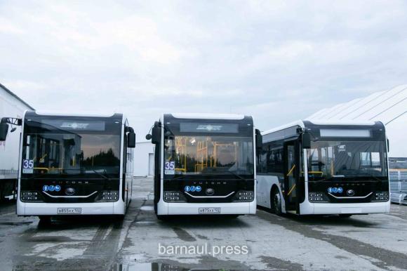На маршруты №№ 35 и 53 в Барнауле вышли новые большие автобусы