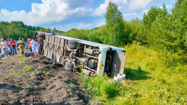 Пассажирский автобус перевернулся на трассе Бийск - Новокузнецк