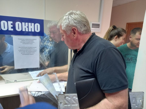 Почему в отделе ГИБДД Барнаула образовались очереди на регистрацию машин