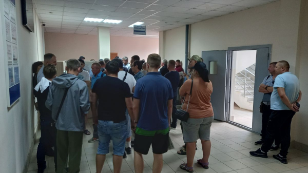 Почему в отделе ГИБДД Барнаула образовались очереди на регистрацию машин