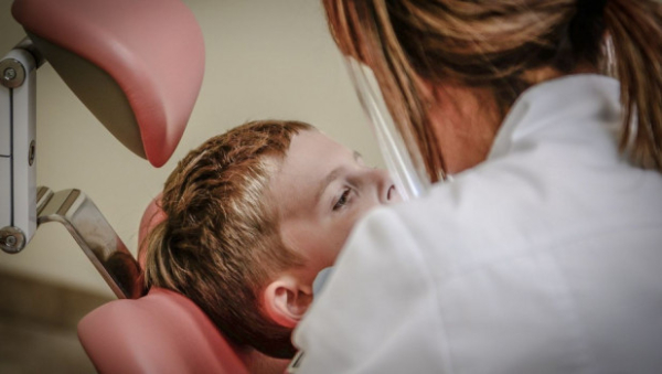 Стоматолог назвала показания, при которых нужно удалять зубы мудрости