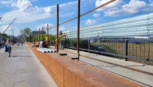 В Барнауле начали сборку рельсов для укладки на мосту у Нового рынка