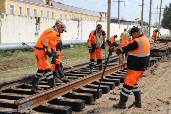 В Барнауле начали собирать трамвайные рельсы для будущего моста на Новом рынке