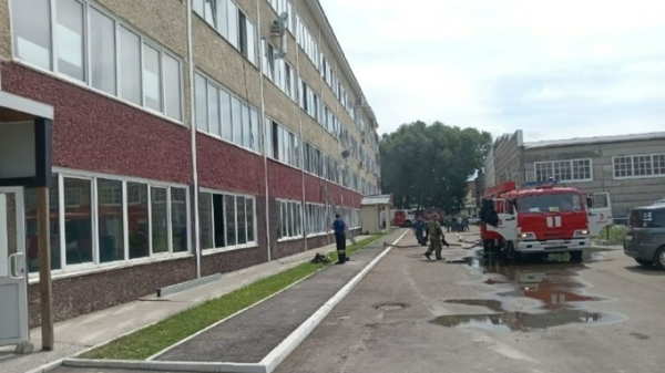 В Барнауле потушили пожар на территории промпредприятия