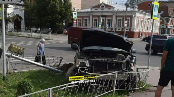 Женщина пострадала при столкновении двух автомобилей в центре Барнаула