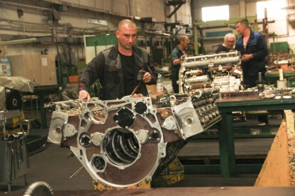 Алтайский завод увеличил выпуск двигателей для боевых машин пехоты