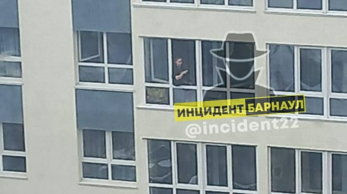 Барнаульцы пожаловались на женщину, которая поет песни по ночам в многоэтажке