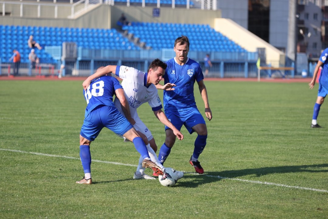 ФК «Новосибирск» одержал волевую победу над лидером и вышел на первое место в дивизионе
