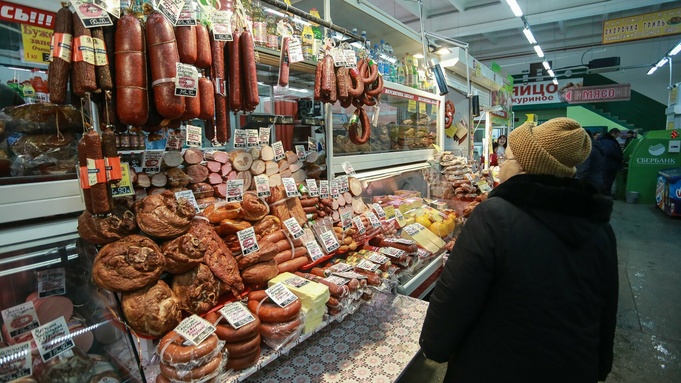 Из-за чего и на сколько в России подорожают колбаса и сосиски?