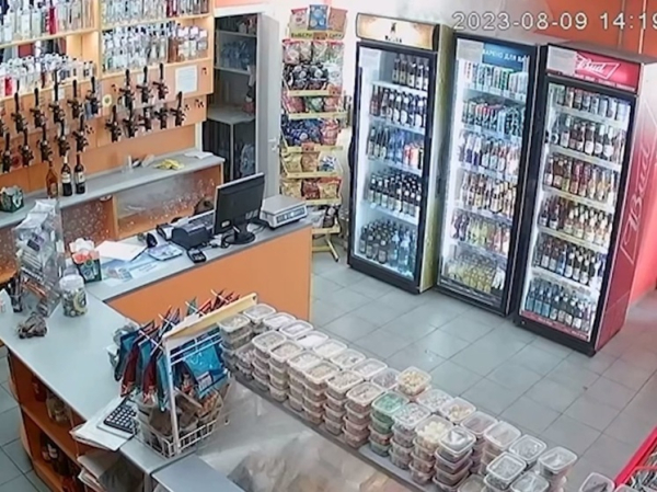 Мужчина с разбитой бутылкой напал на продавца пивного магазина в Барнауле