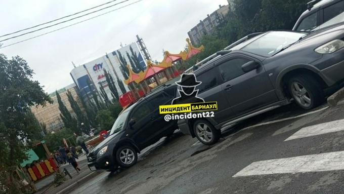Соцсети: автомобиль сбил ребенка возле ТЦ "Гулливер" в Барнауле