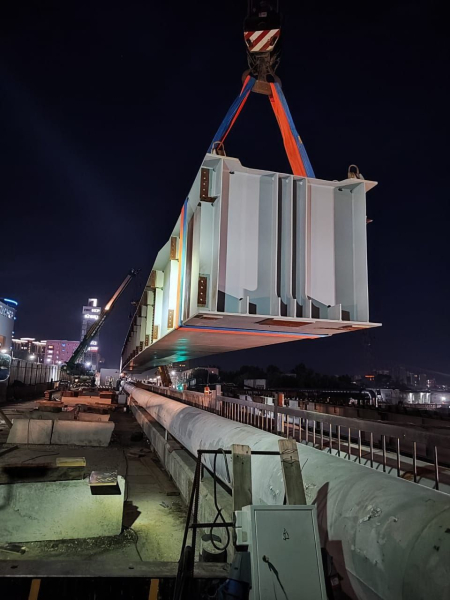 В Барнауле на мосту у "Пионера" монтируют 48–метровые балки