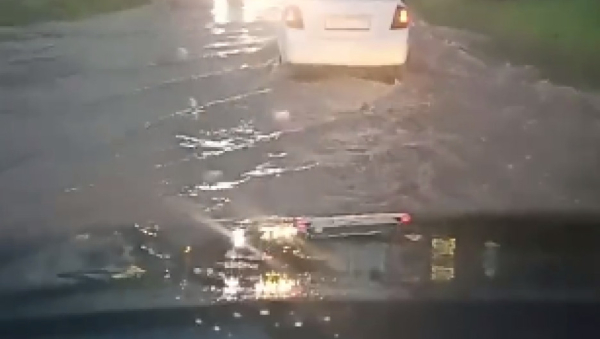 В Барнауле после дождя утонули машины, несмотря на новые ливневки