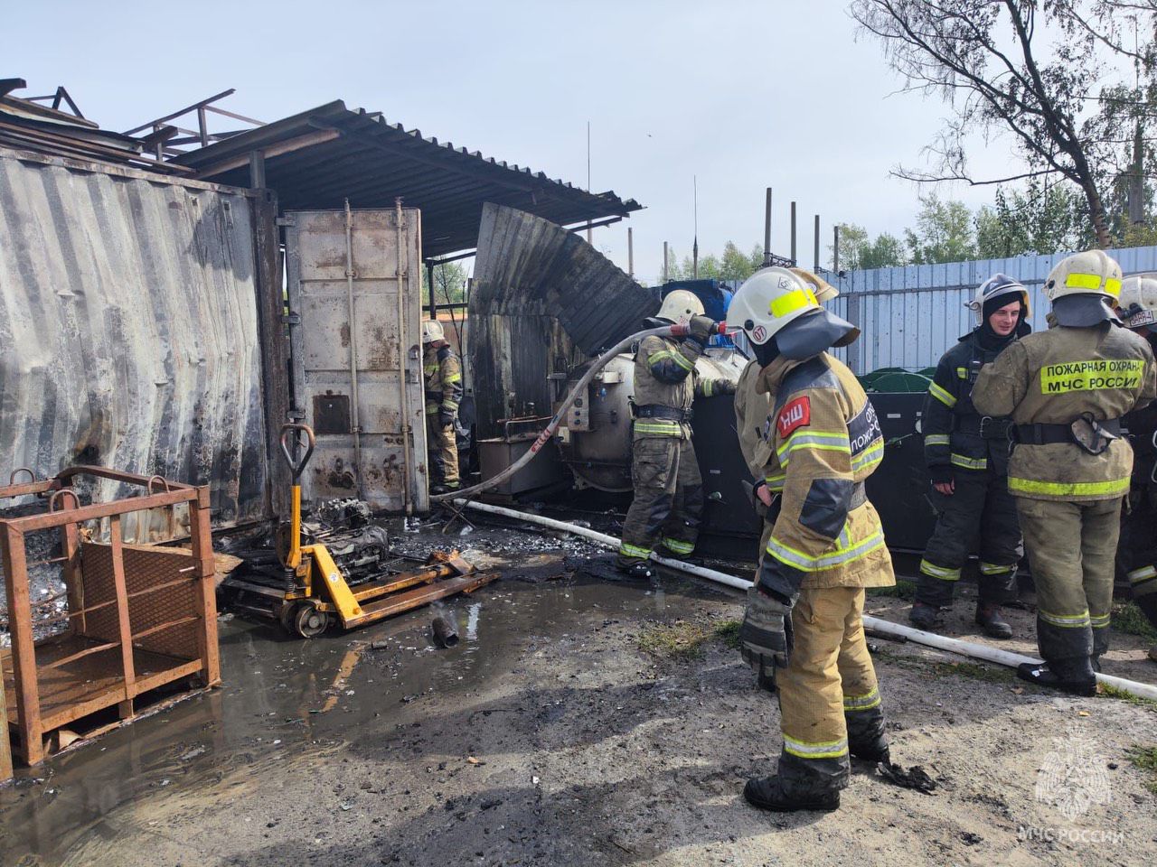 В Дзержинском районе Новосибирска вспыхнул контейнер с пиротехникой