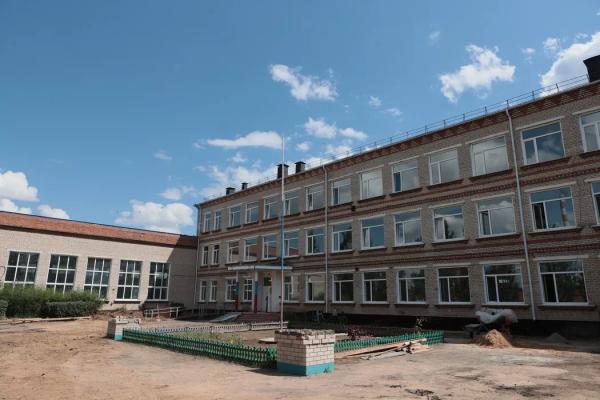 Виктор Томенко взял на контроль «забуксовавший» ремонт школы в Михайловском районе