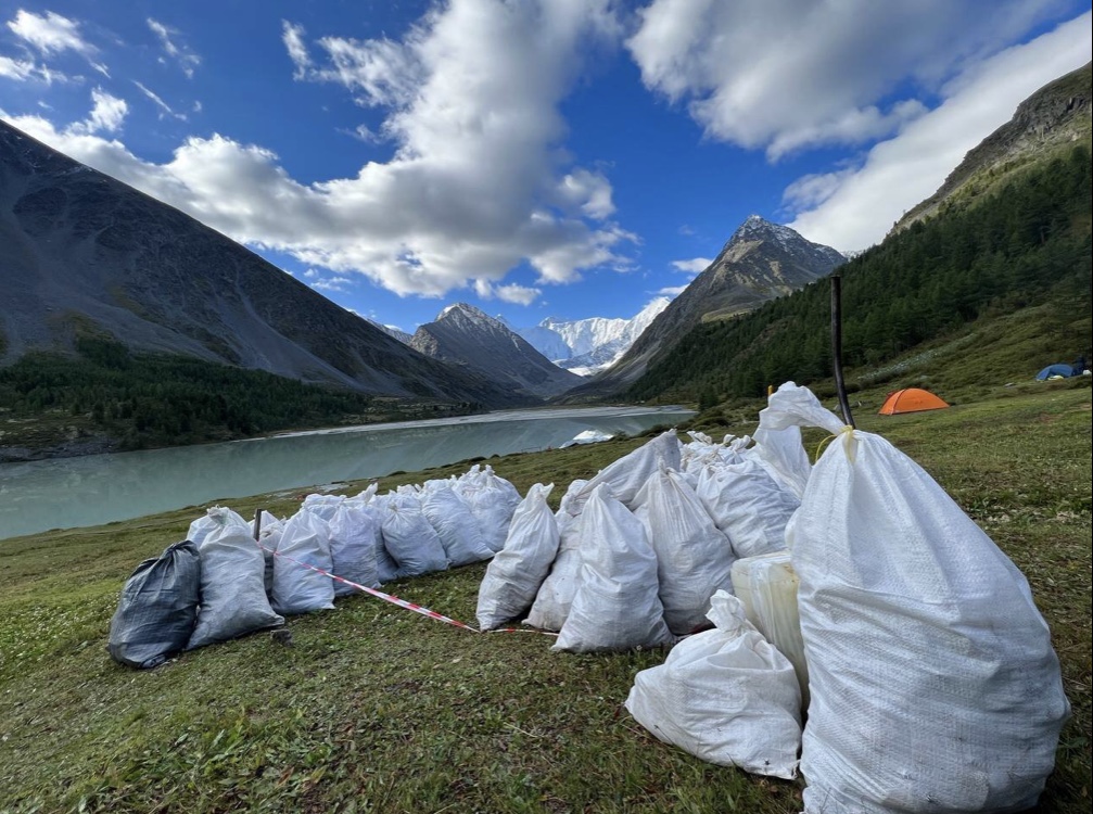 Волонтеры «Мусорной лавины» собрали более тонны мусора на Алтае