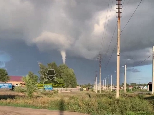 Жители алтайского села сняли на видео «зарождение торнадо»