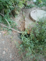 Барнаульцы пожаловались на яму рядом с канализационным колодцем
