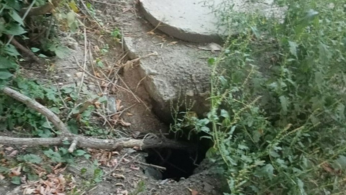 Барнаульцы пожаловались на яму рядом с канализационным колодцем